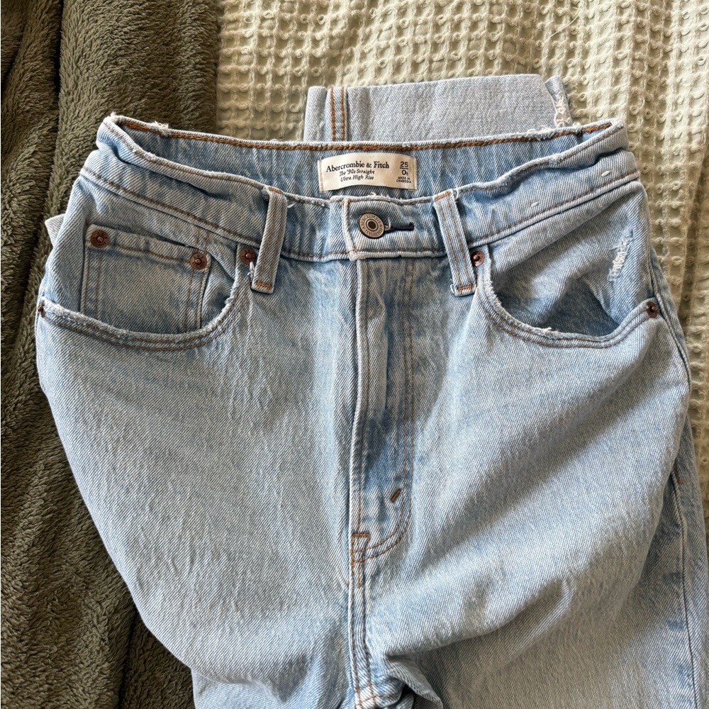 Abercrombie& Fitch Women’s Jeans
The 90’s Straight Ultra High Rise - Picture 3 of 4